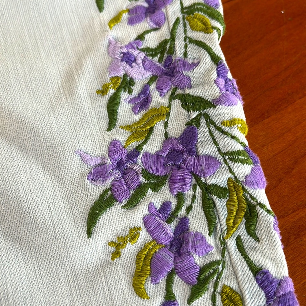 Martha Stewart Jeans Wisteria Embroidered Bleached 5-Pocket Mid-Rise w/Stretch. - Picture 10 of 13